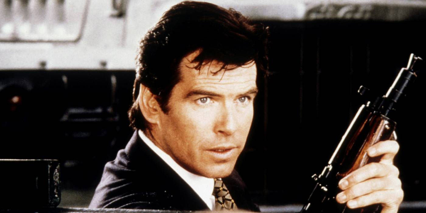 James Bond segurando uma arma em GoldenEye (1995)