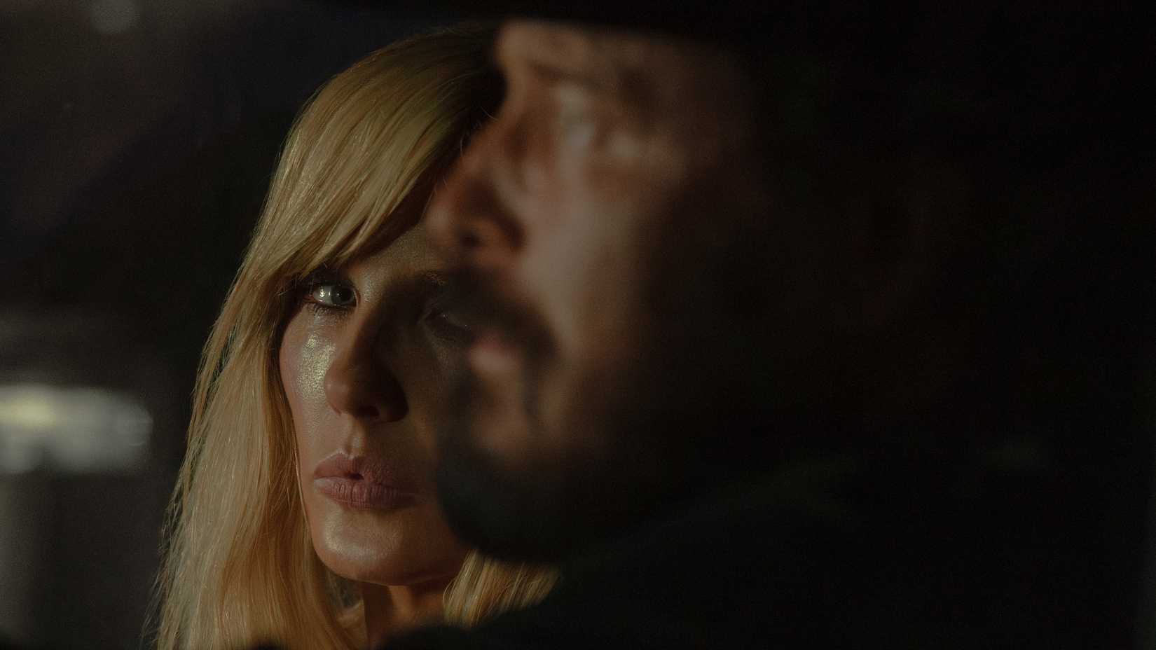 Freezer industrial ou rural em galpão do rancho, com atmosfera tensa e iluminação fria