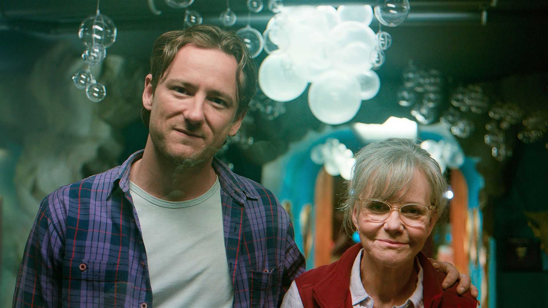 Sally Field e Lewis Pullman em Remarkably Bright Creatures