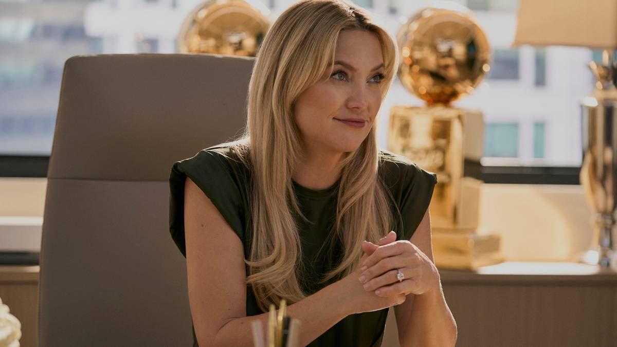 Kate Hudson como Isla Gordon em escritório do LA Waves, imagem oficial de Running Point da Netflix