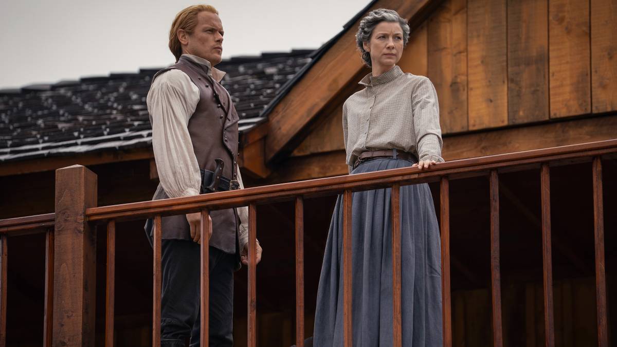 Claire e Jamie Fraser juntos na cena final de Outlander, clima melancólico e ambíguo