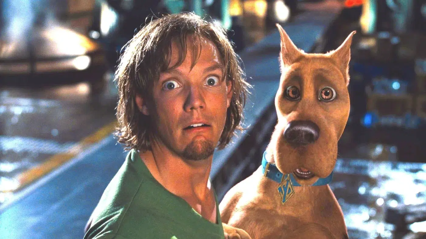 Criatura mítica japonesa enfrentando Scooby-Doo e Salsicha em cena de ação do anime