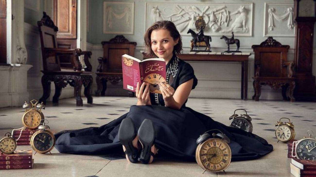 Cena com elenco de Os Sete Relógios em ambiente aristocrático