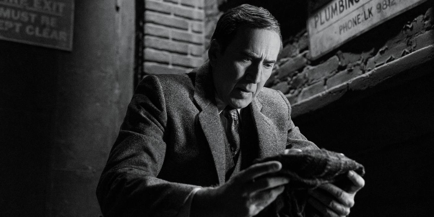 Nicolas Cage como Ben Reilly segurando a máscara do The Spider nas mãos em Spider-Noir