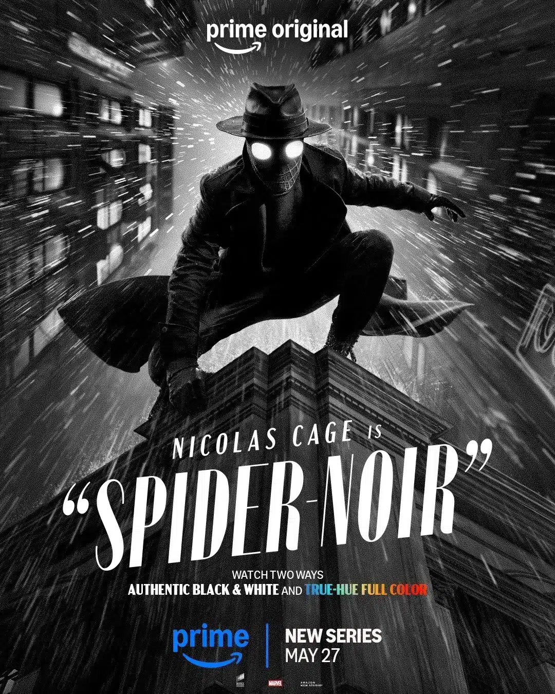 Arte promocional comparando o visual de Nicolas Cage em Spider-Noir com a versão animada de Homem-Aranha no Aranhaverso