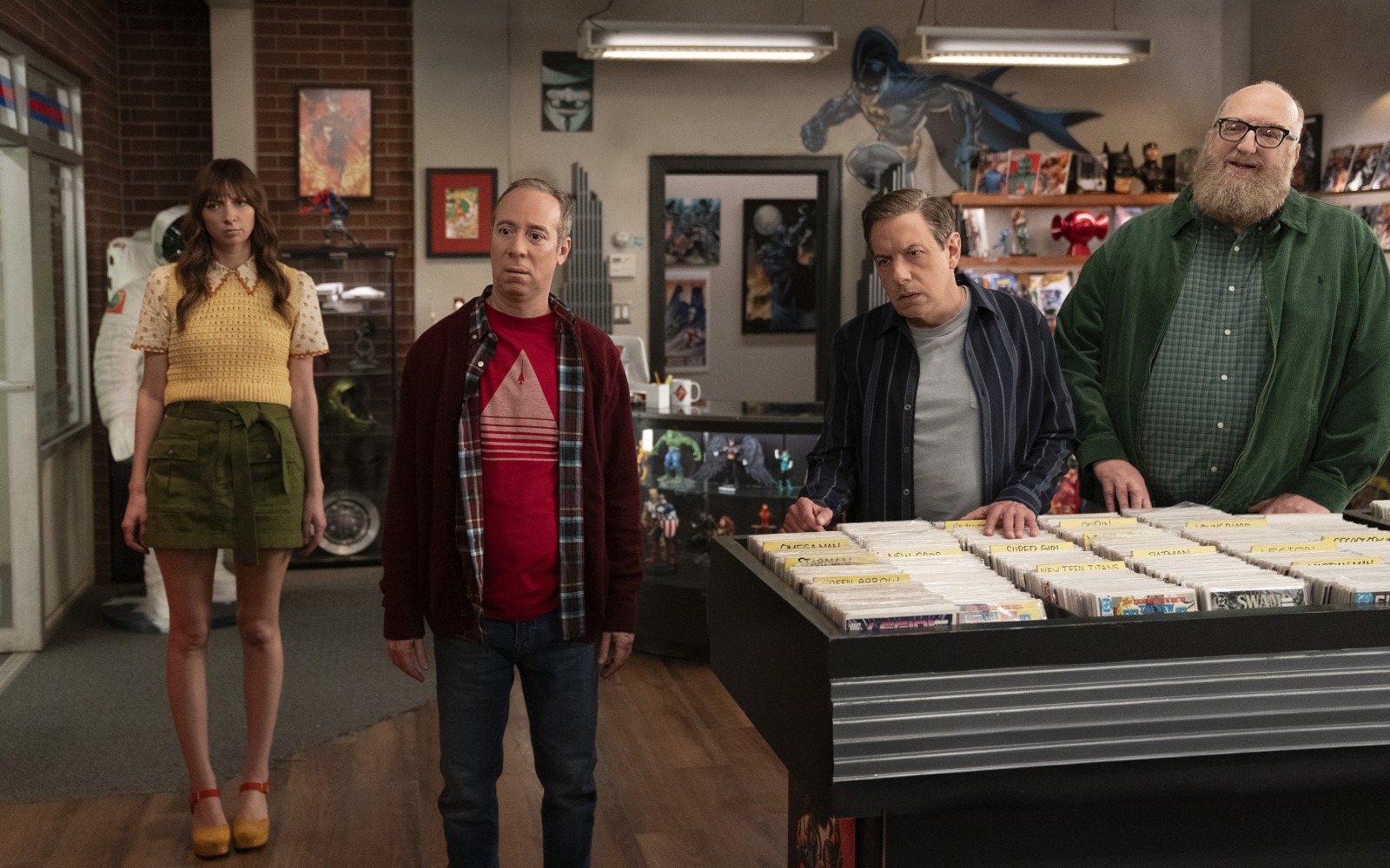 Arte promocional com Stuart Bloom em cenário multiversal, referência visual a quadrinhos e caos apocalíptico