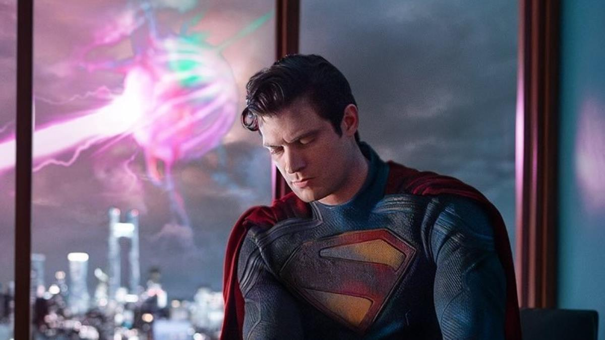 Ilustração oficial ou arte do Caçador de Marte com olhos vermelhos e uniforme clássico da DC