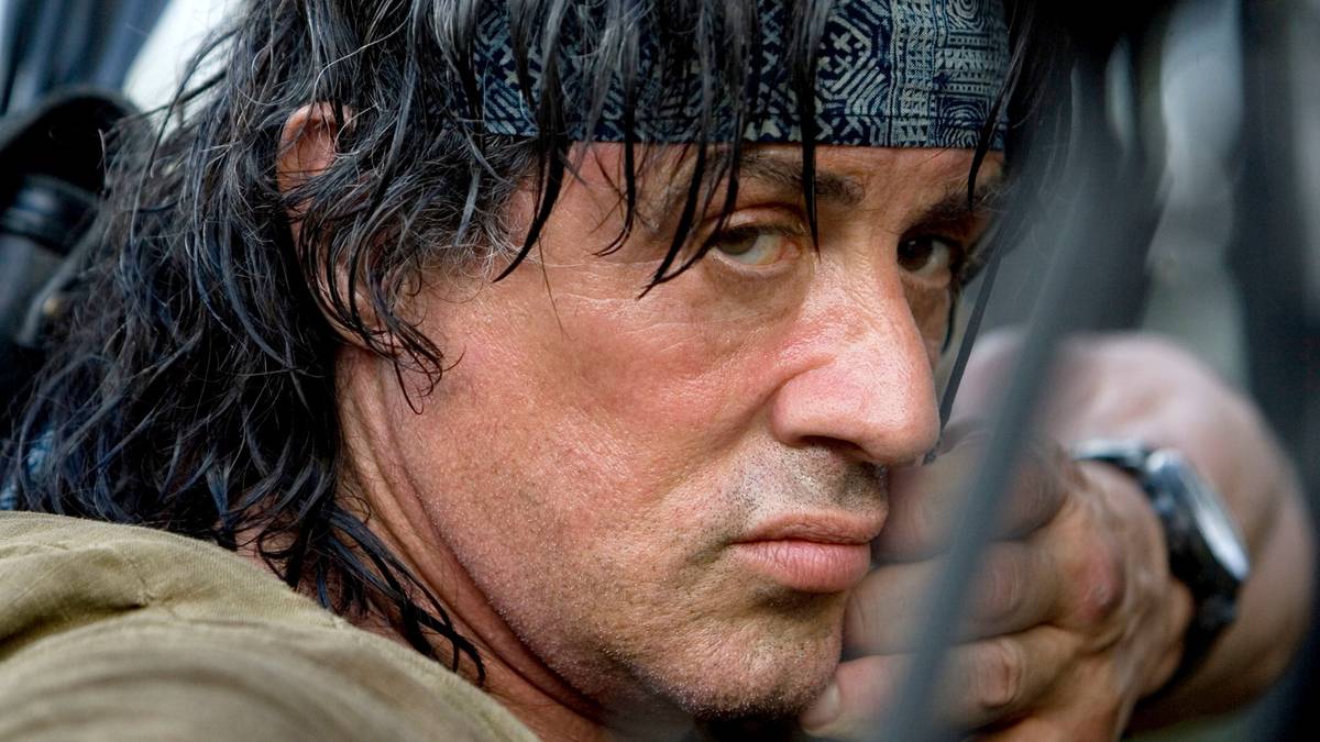 Montagem visual da franquia Rambo com pôsteres de 1982, 1985, 1988, 2008, 2019 e destaque para John Rambo