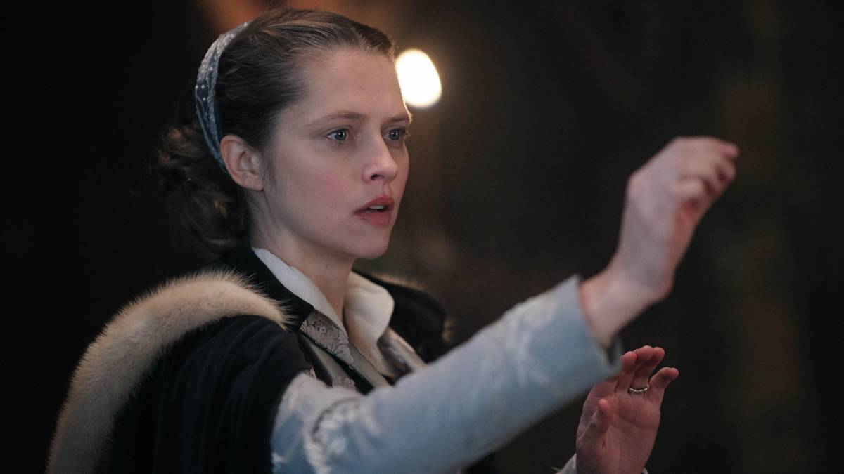 Teresa Palmer e Matthew Goode como Diana Bishop e Matthew Clairmont em cena romântica de A Descoberta das Bruxas, em Oxford