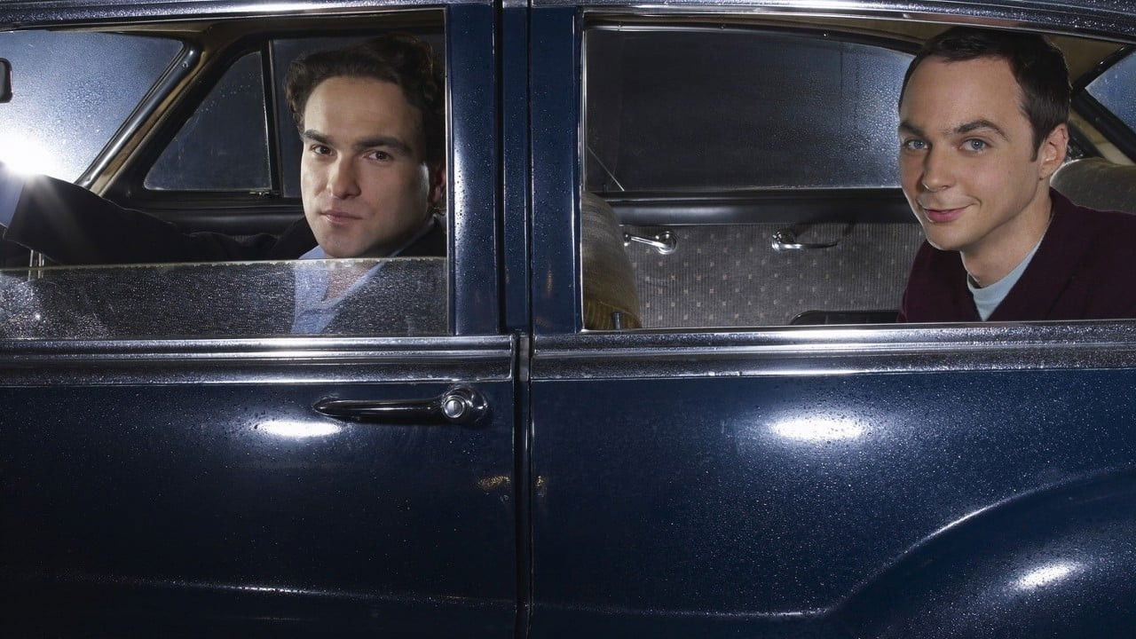 Dois personagens dentro de carro escuro à noite, separados pela divisória das portas, com reflexos de chuva no vidro