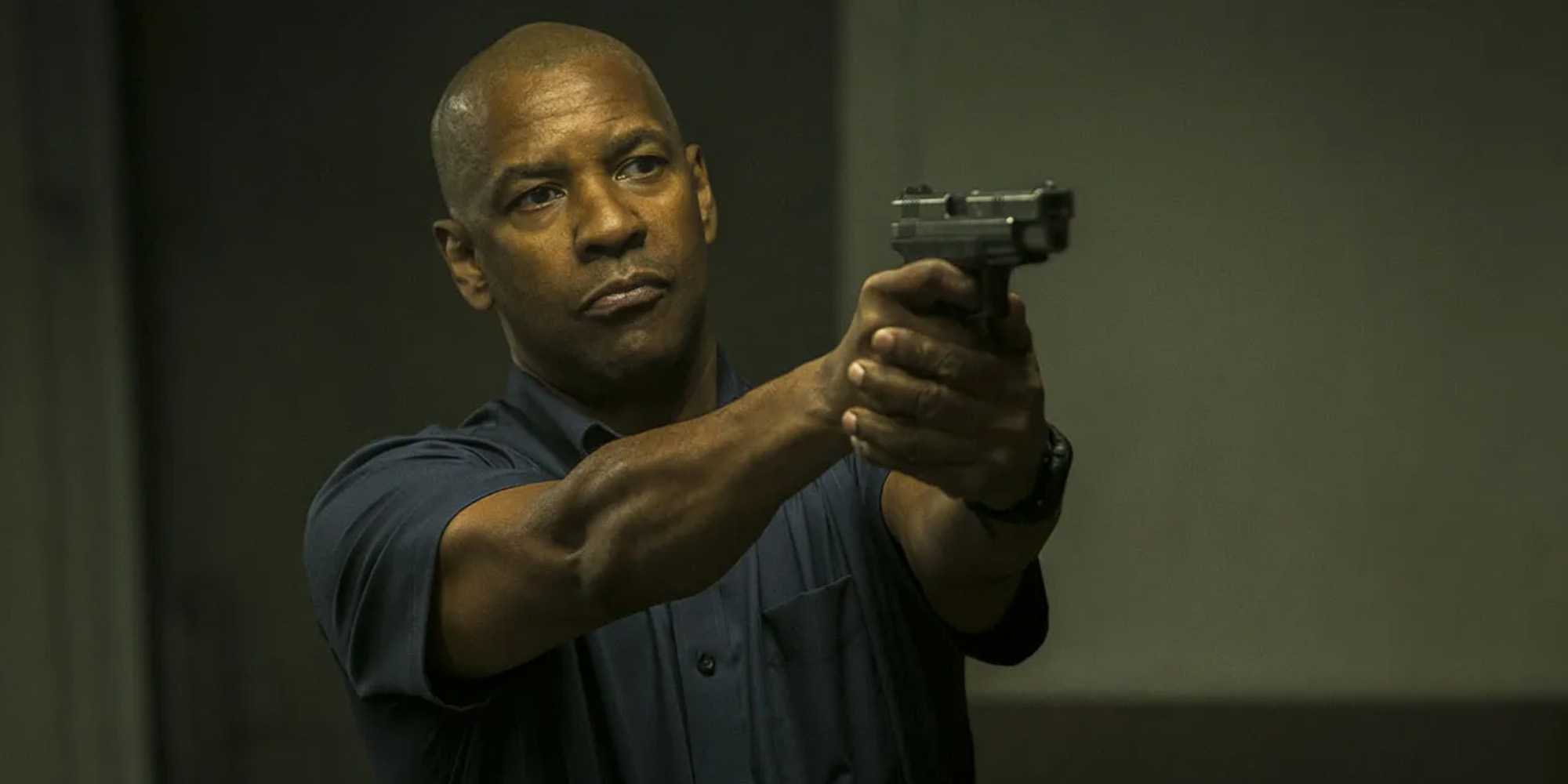 Robert McCall (Denzel Washington) saca uma arma em 'The Equalizer' (2014)