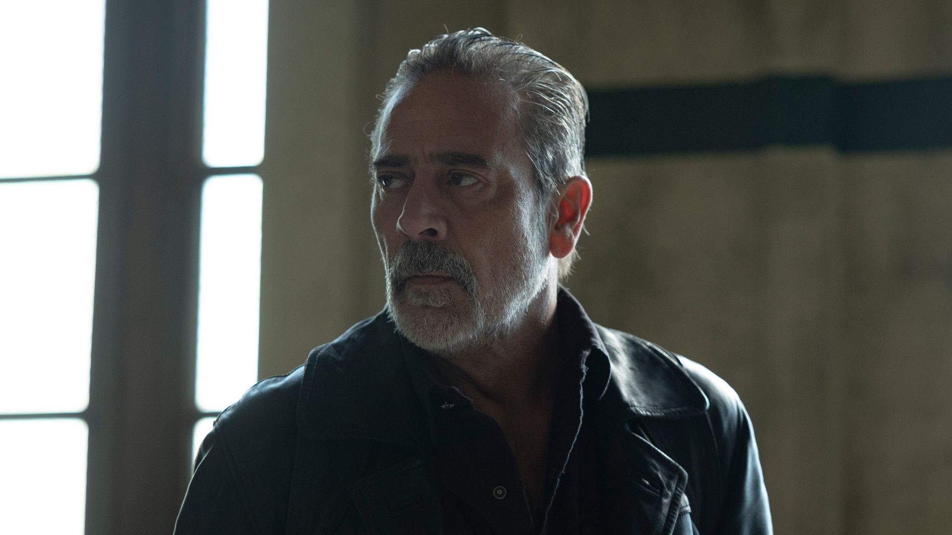 Jeffrey Dean Morgan como Negan em close de cena pós-apocalíptica