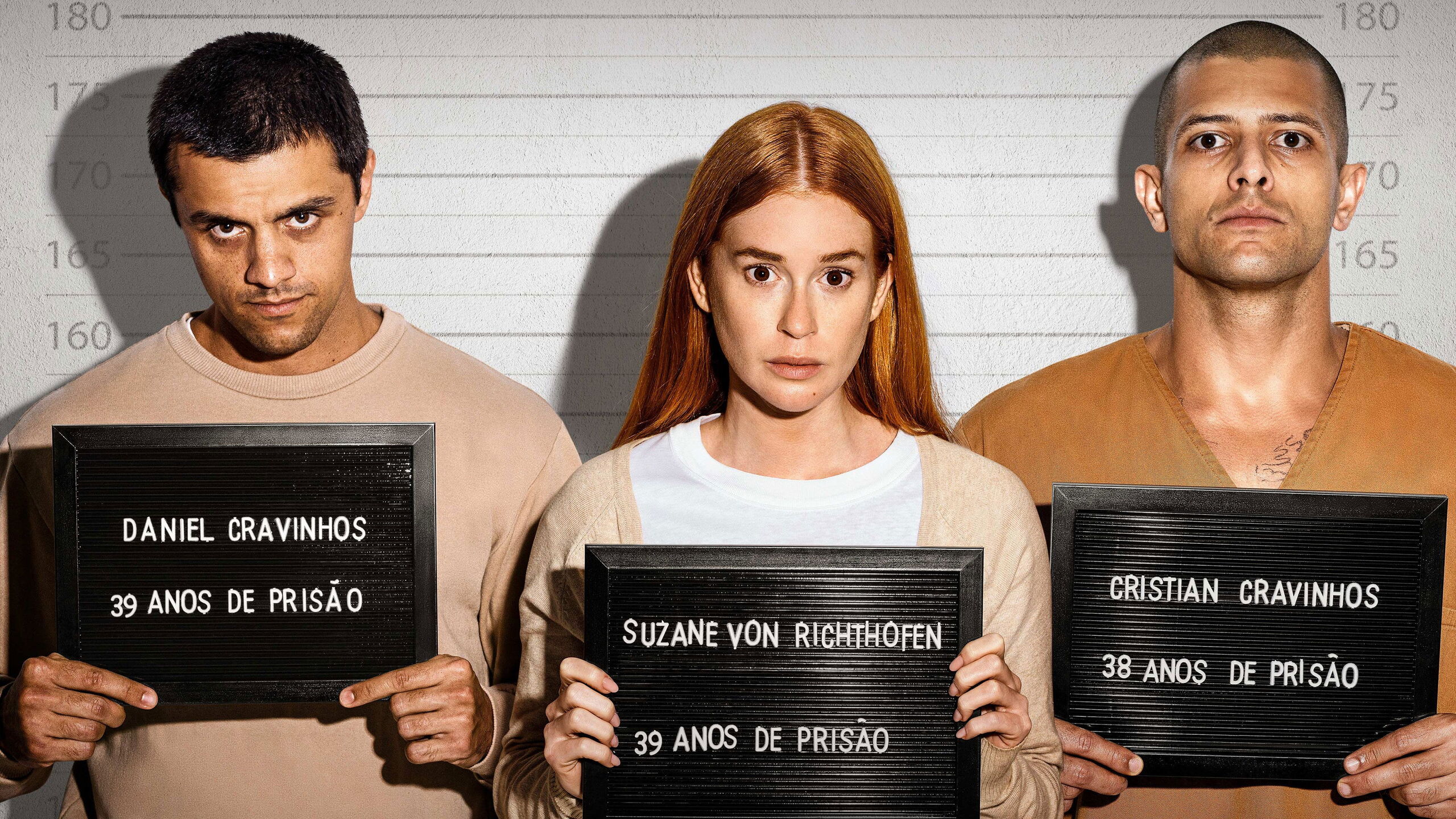 Três detentos com plaquinhas mostrando penas de prisão diante de painel de medição de altura policial em estilo mug shot