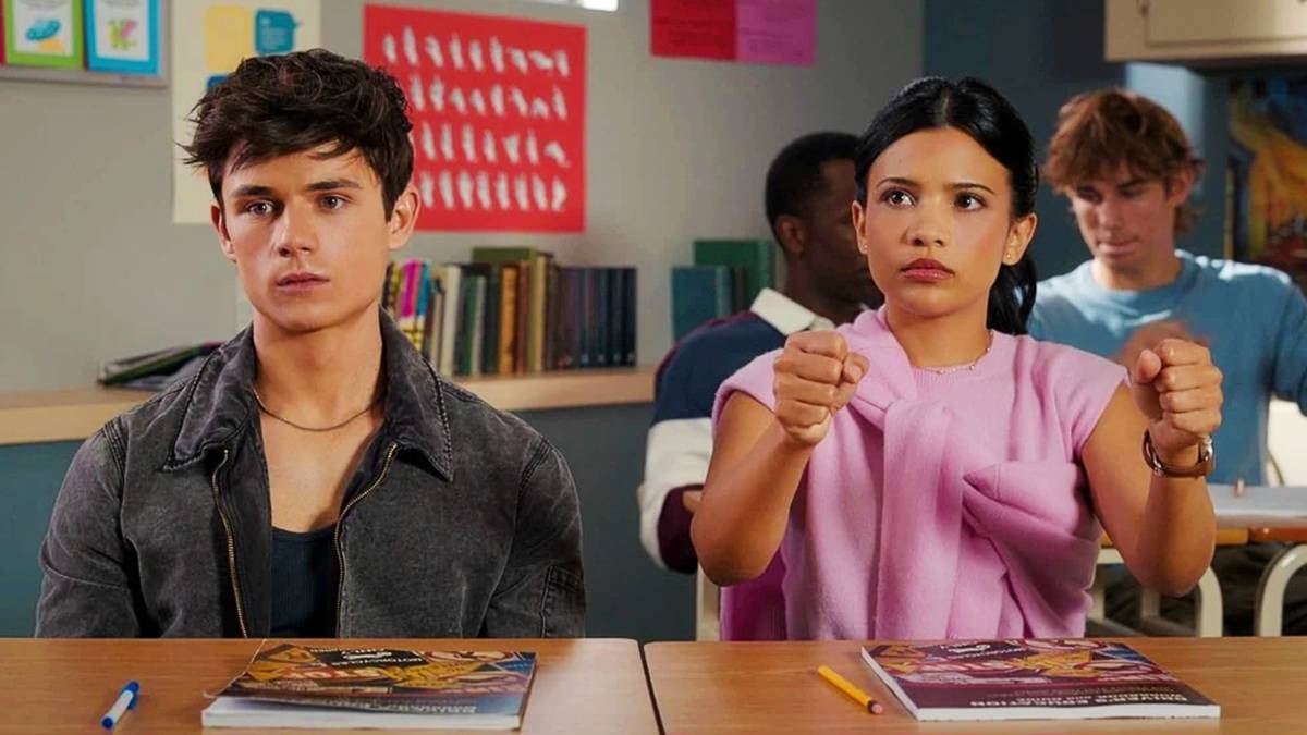Cena de romance adolescente em cidade pequena com Jackie entre Cole e Alex em Minha Vida com a Família Walter