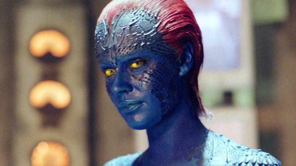 Mulher com pele azul e tatuagens vermelhas em pose de ação contra fundo escuro