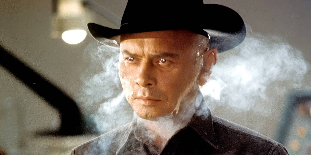 Cena clássica do pistoleiro robô de Westworld encarando visitantes no parque temático futurista
