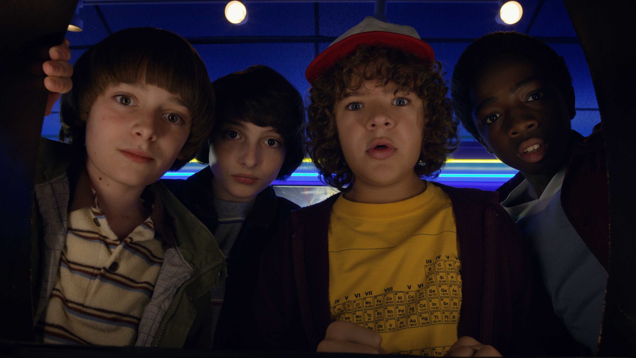 Will, Mike, Dustin e Lucas vistos do ponto de vista de uma tela em Stranger Things temporada 2