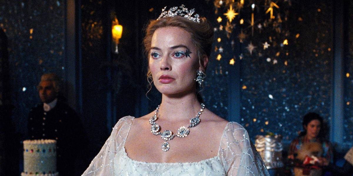 Cena de festa caótica em Babilônia com Margot Robbie em destaque, visual extravagante da Hollywood dos anos 1920