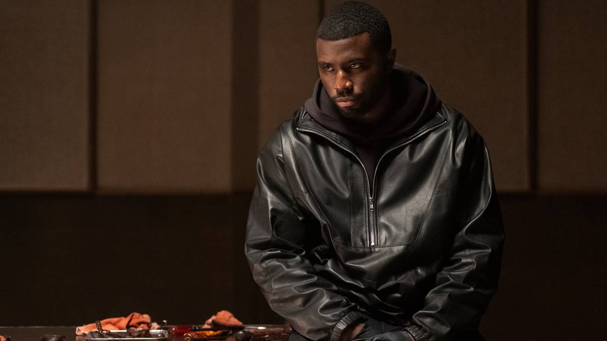 Cena tensa de Nemesis em Los Angeles à noite, com perseguição entre o detetive Isaiah Stiles e Coltrane Wilder