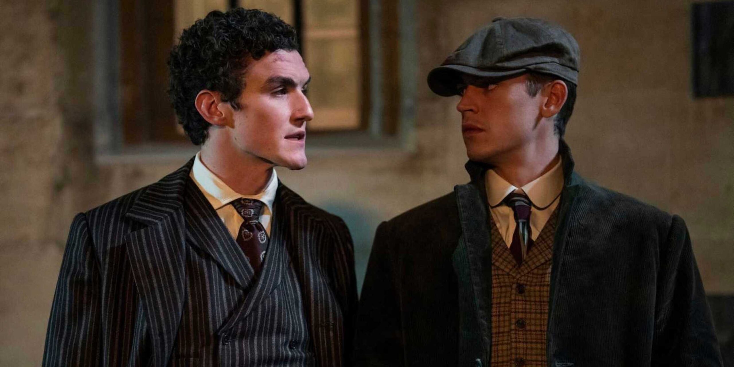 James Moriarty (Donal Finn) e Sherlock Holmes (Hero Fiennes Tiffin) em Young Sherlock