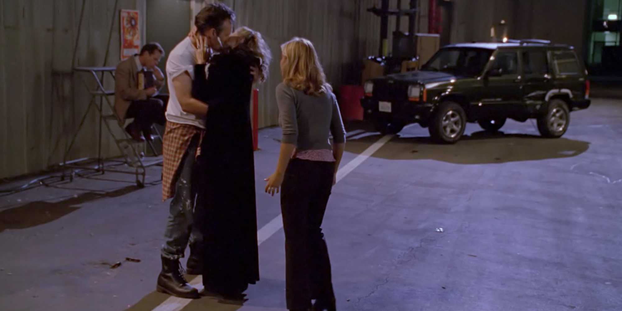 Buffy observa Giles e Joyce se beijando em "Band Candy"