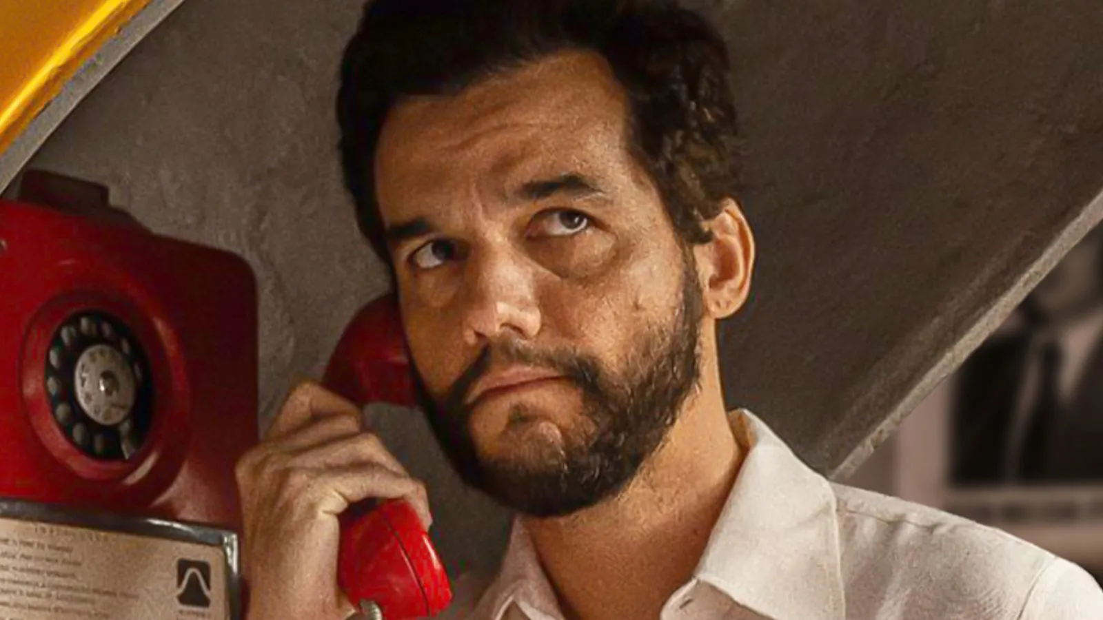 Margot Robbie e Bradley Cooper em montagem de divulgação para filme de assalto com clima luxuoso europeu