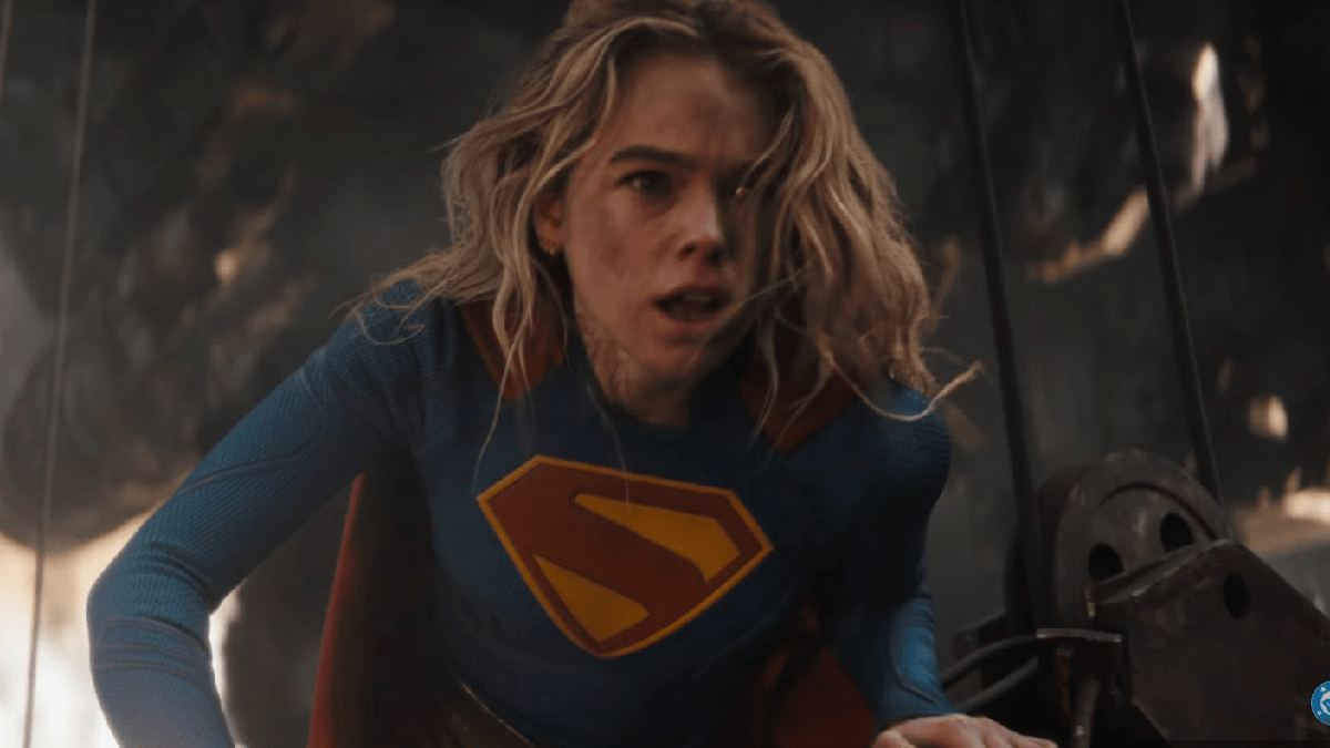 Painel com elenco de Supergirl e logo da DC Studios em evento promocional oficial