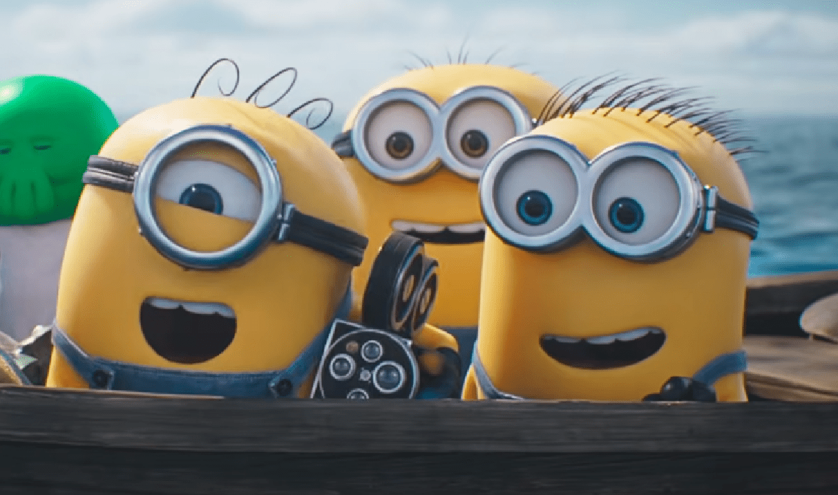 Pôster oficial de Minions & Monstros com James em cenário inspirado na Era de Ouro de Hollywood