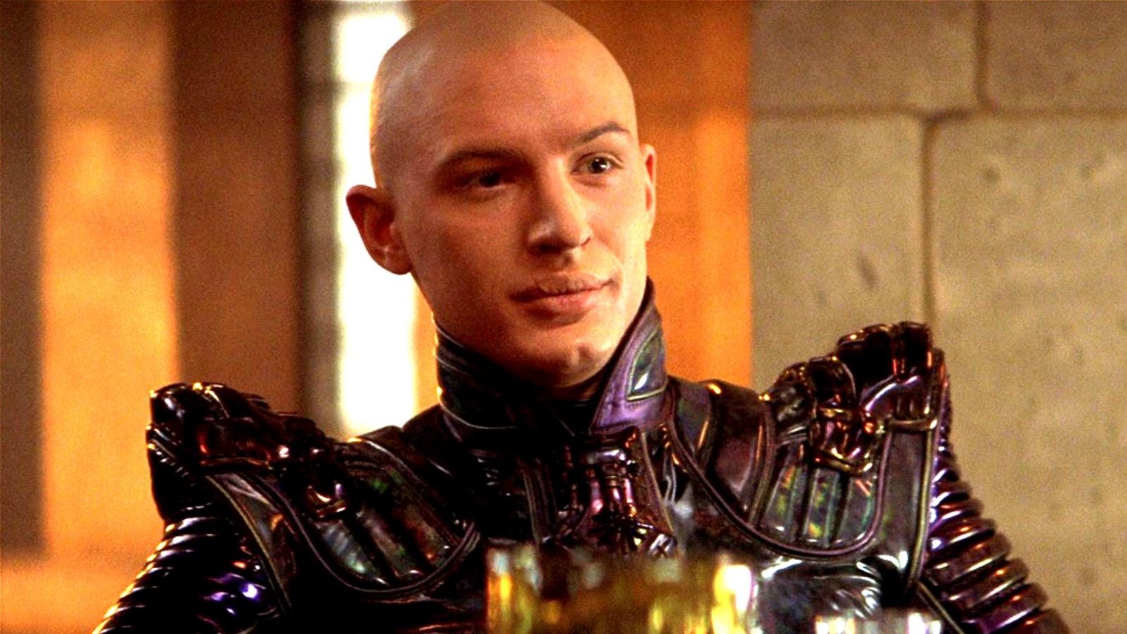 Patrick Stewart como Jean-Luc Picard em cena da terceira temporada, uniforme da Frota Estelar em destaque