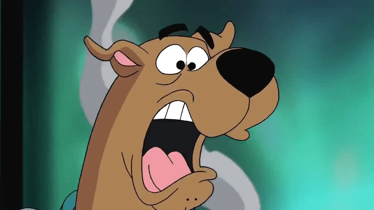 Cena de acampamento noturno em Scooby-Doo: A Origem, com clima de mistério sobrenatural e lanternas