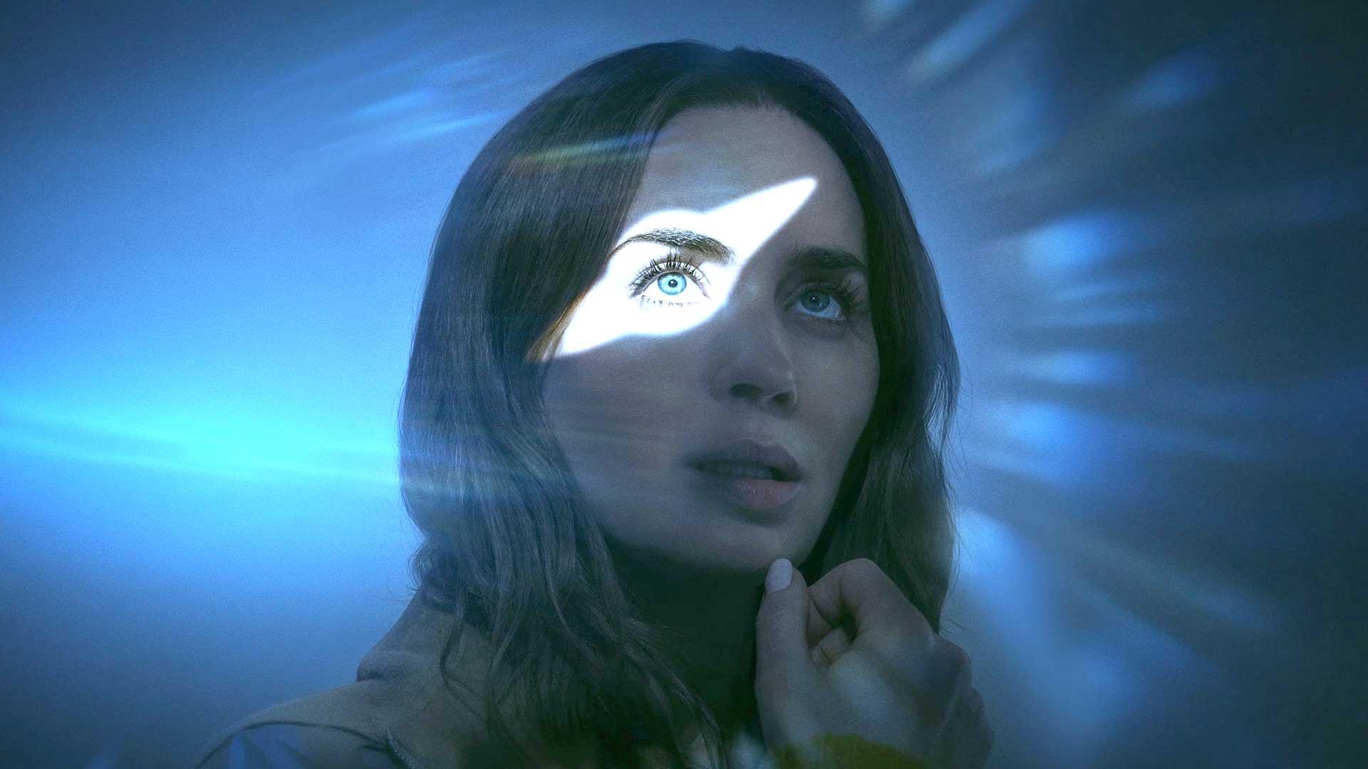 Emily Blunt em close dramático em Dia D, expressão de tensão e revelação sobrenatural