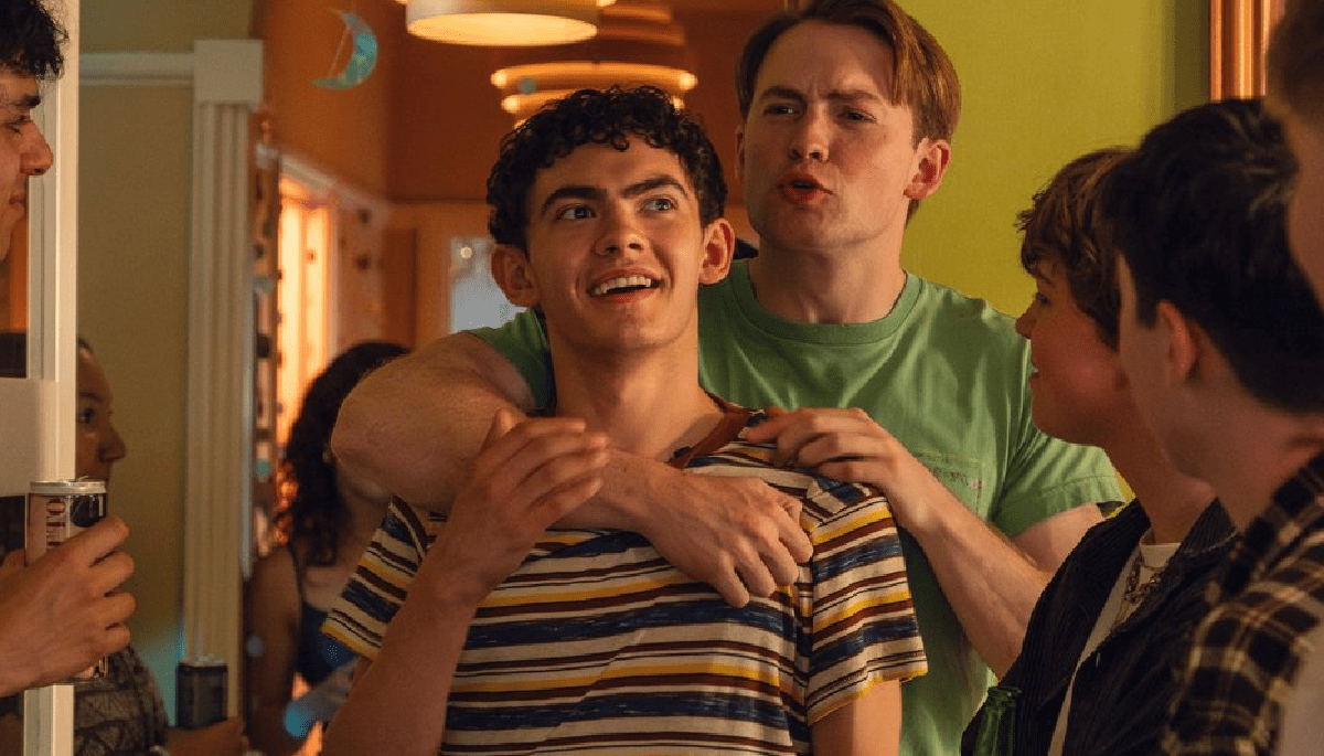 Cena romântica de Heartstopper Para Sempre com Charlie e Nick em material oficial da Netflix