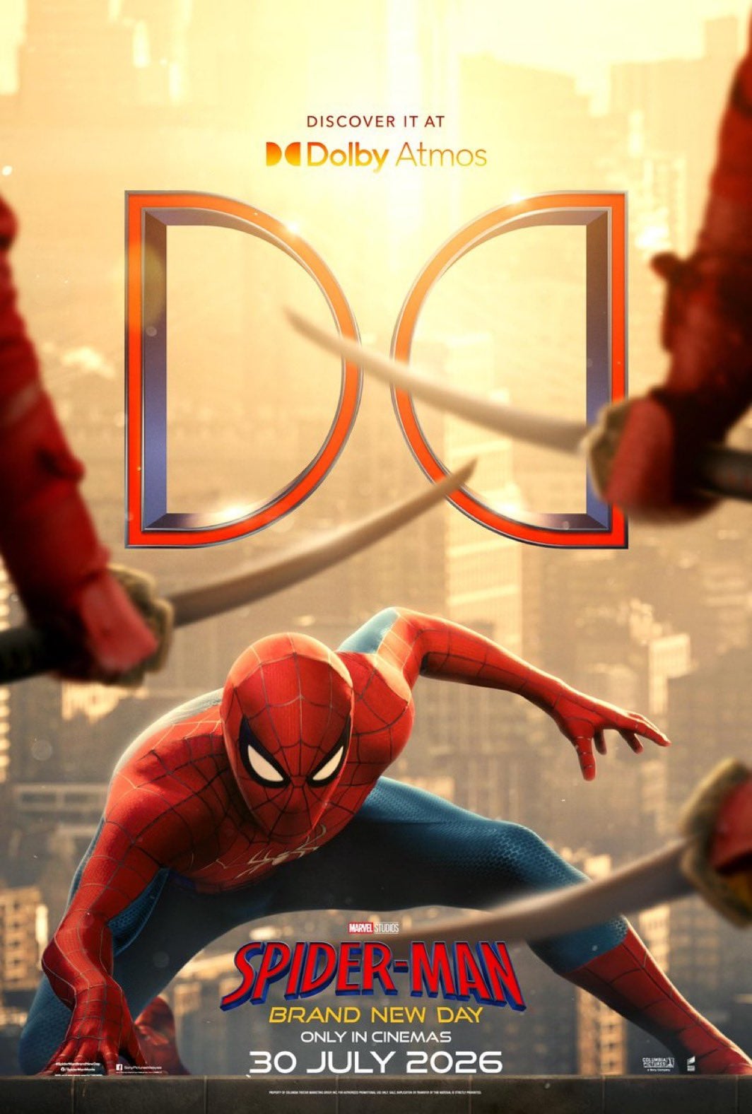 Sala de cinema premium com poltronas especiais e material promocional de Homem-Aranha: Um Novo Dia ao fundo