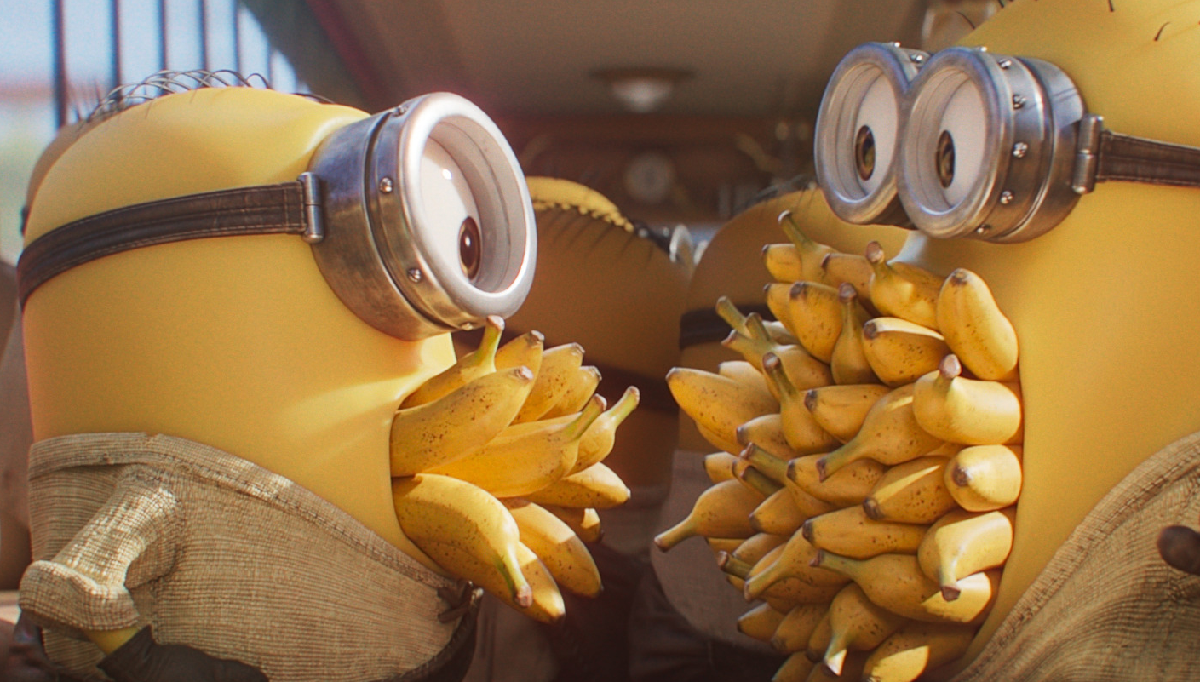 Arte promocional de Minions & Monstros mostrando os Minions em um estúdio da Hollywood antiga com câmeras e monstros soltos