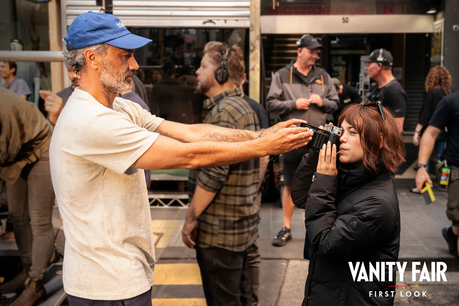 Taika Waititi e Jenna Ortega nos bastidores de Klara e o Sol