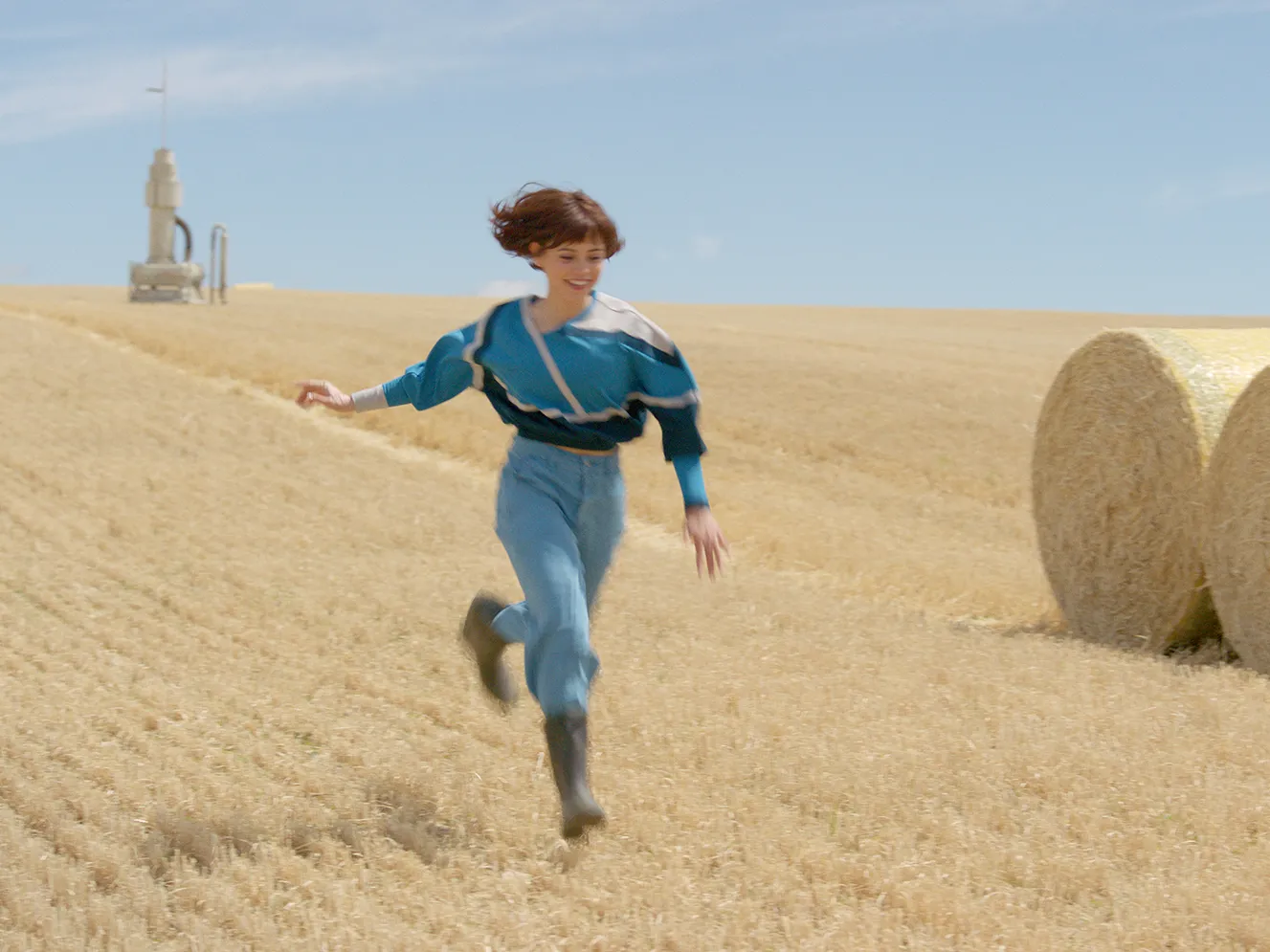 Taika Waititi dirigindo Klara e o Sol nos bastidores, ao lado de Jenna Ortega em set com visual retrô