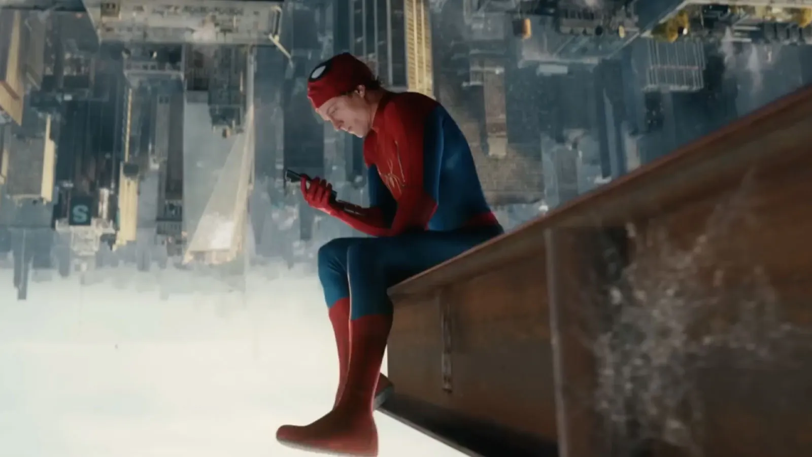 Fachada de cinema no Brasil com cartazes de blockbuster e expectativa para estreia de Homem-Aranha: Um Novo Dia