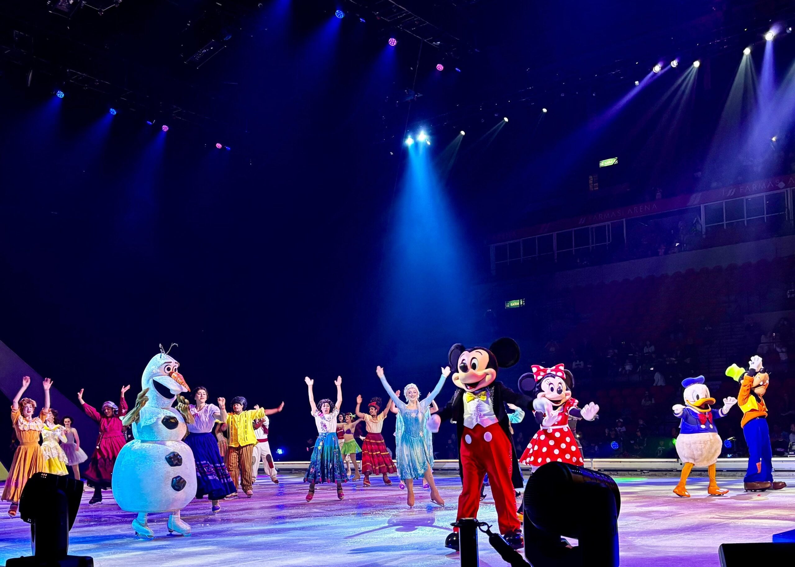 Número de Disney On Ice com vários personagens clássicos, acrobacias no gelo e efeitos de luz na Farmasi Arena