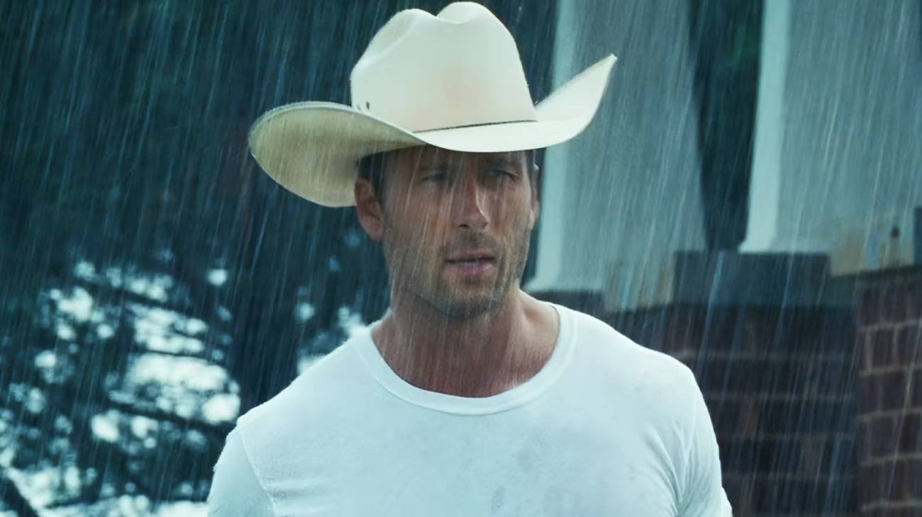 Craig Gillespie mira Glen Powell fora de Supergirl — foto de divulgação