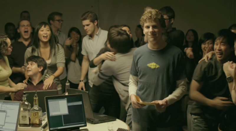 Aaron Sorkin em evento promocional, montagem com manchetes de The Facebook Files ao fundo