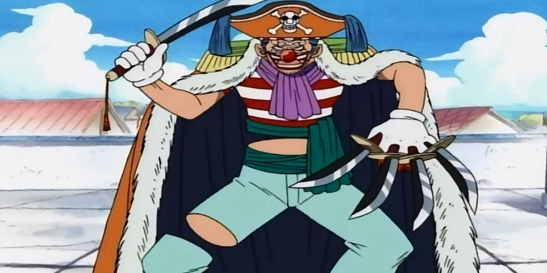 Buggy The Clown aparece carregando uma espada em uma mão e facas entre cada um dos dedos da outra mão.
