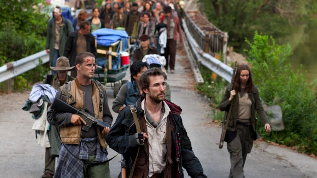Acampamento de sobreviventes em Falling Skies com famílias, barracas e cenário pós-apocalíptico