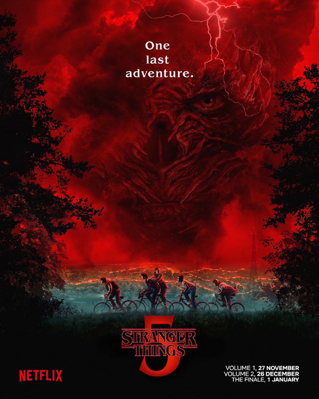 Cena da temporada final de Stranger Things em Hawkins sob quarentena militar, clima escuro e destruição nas ruas