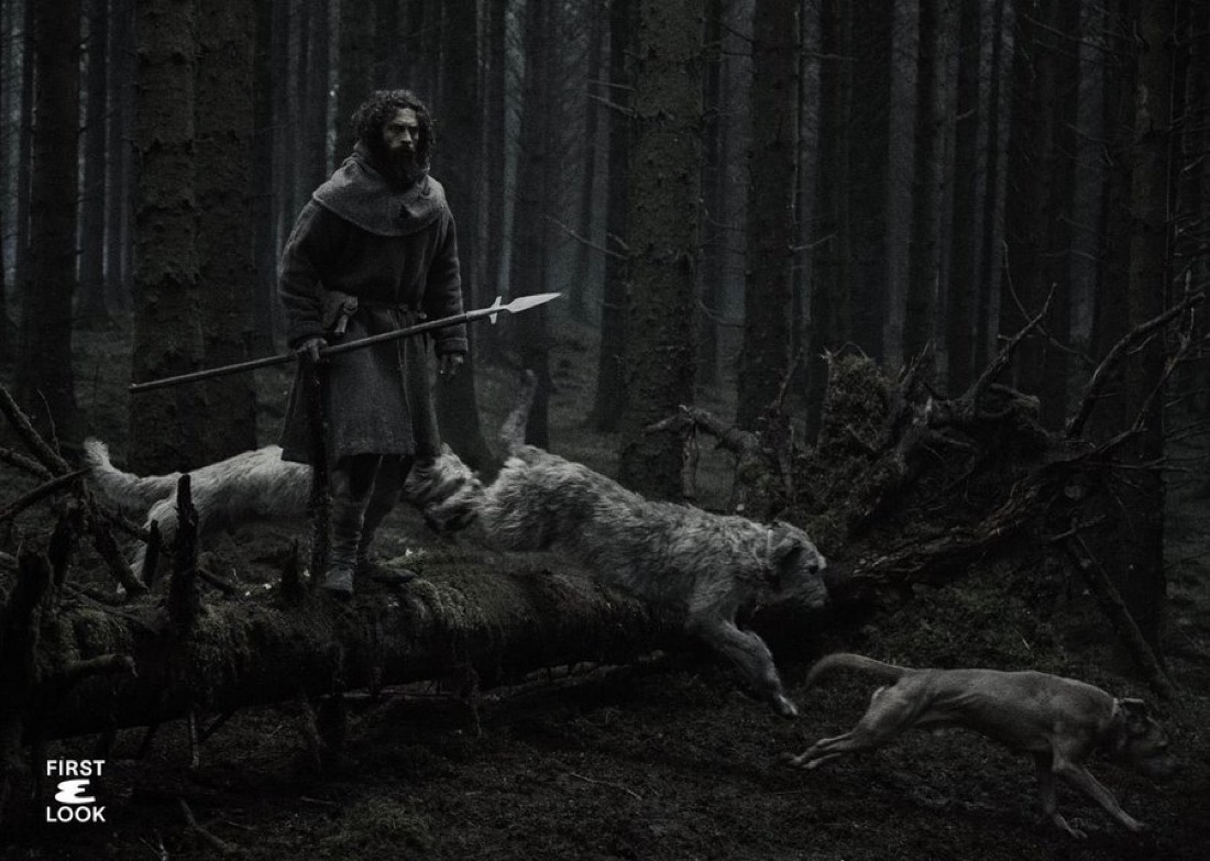 Elenco principal de Werwulf reunido em montagem promocional com Aaron Taylor-Johnson, Willem Dafoe e Lily-Rose Depp