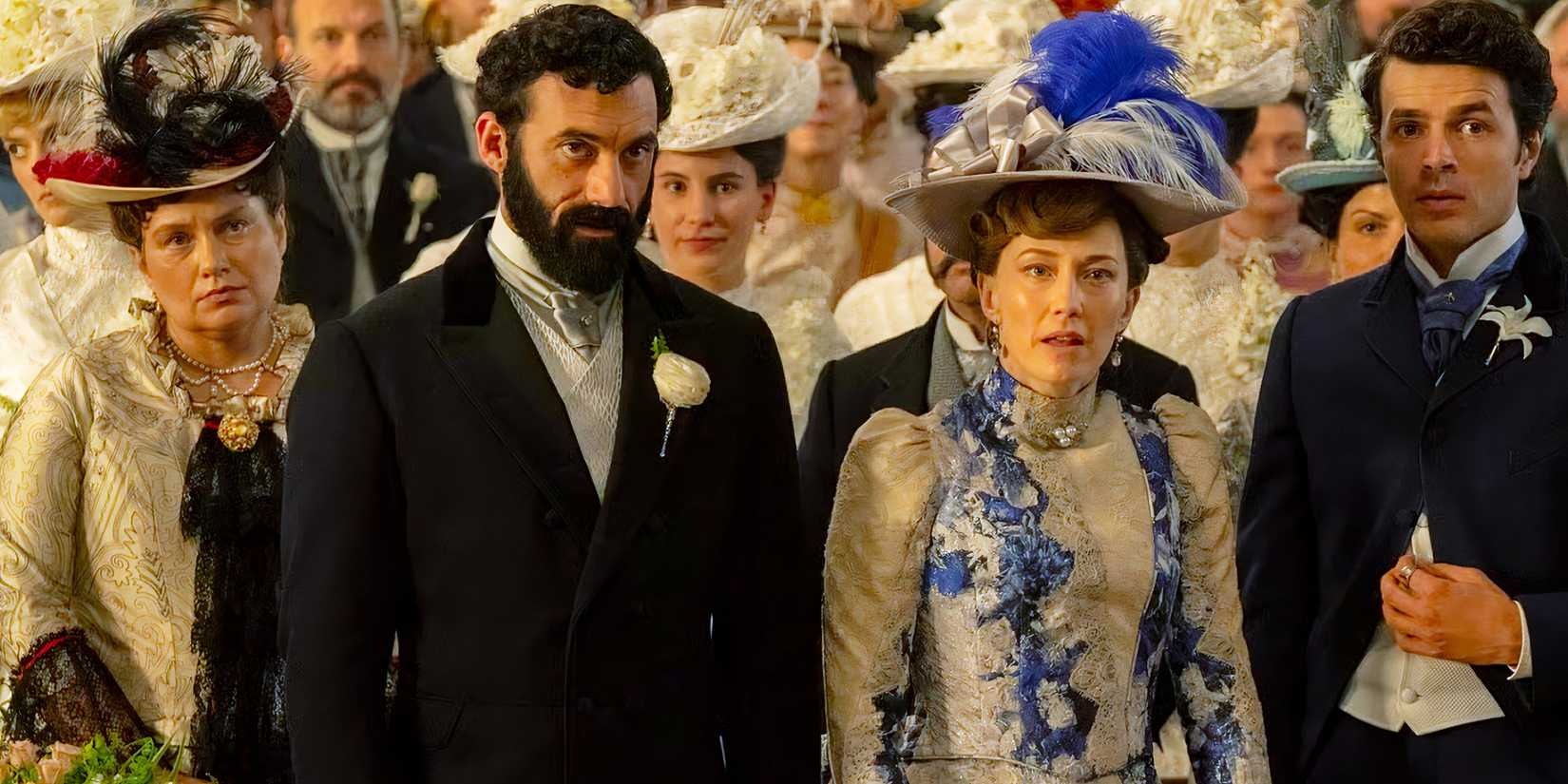 Christine Baranski e Cynthia Nixon em cena de A Idade Dourada, figurinos de época e salão aristocrático