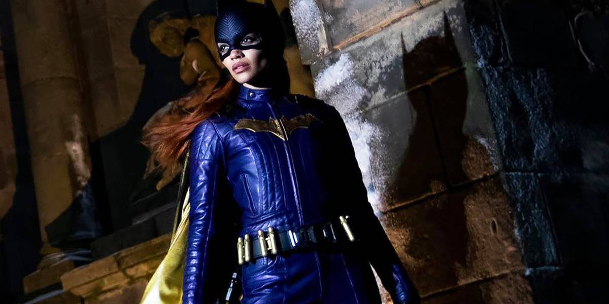 Leslie Grace posando como Barbara Gordon/Batgirl.