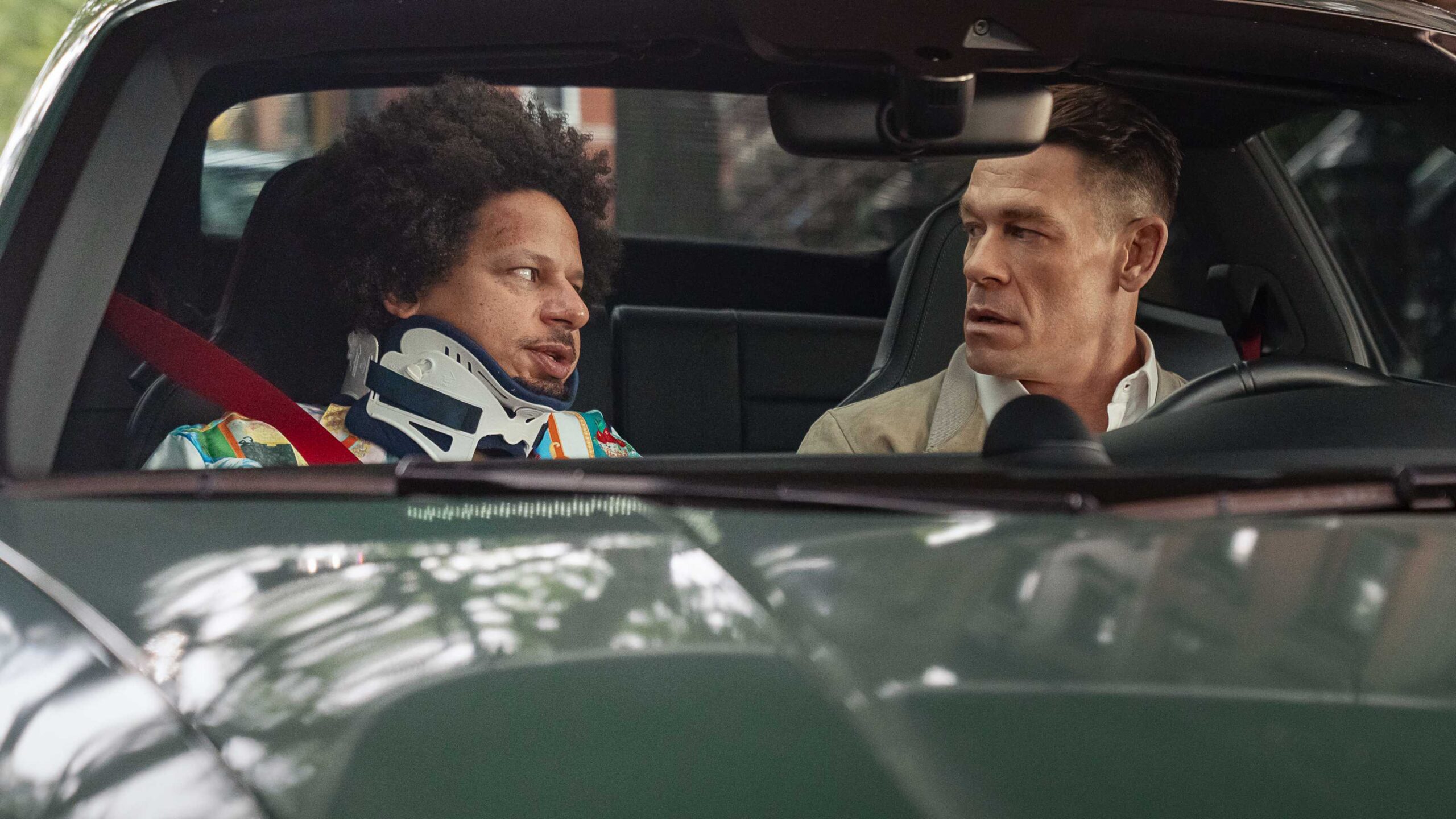 Pôster oficial de Little Brother na Netflix com John Cena e Eric André em destaque