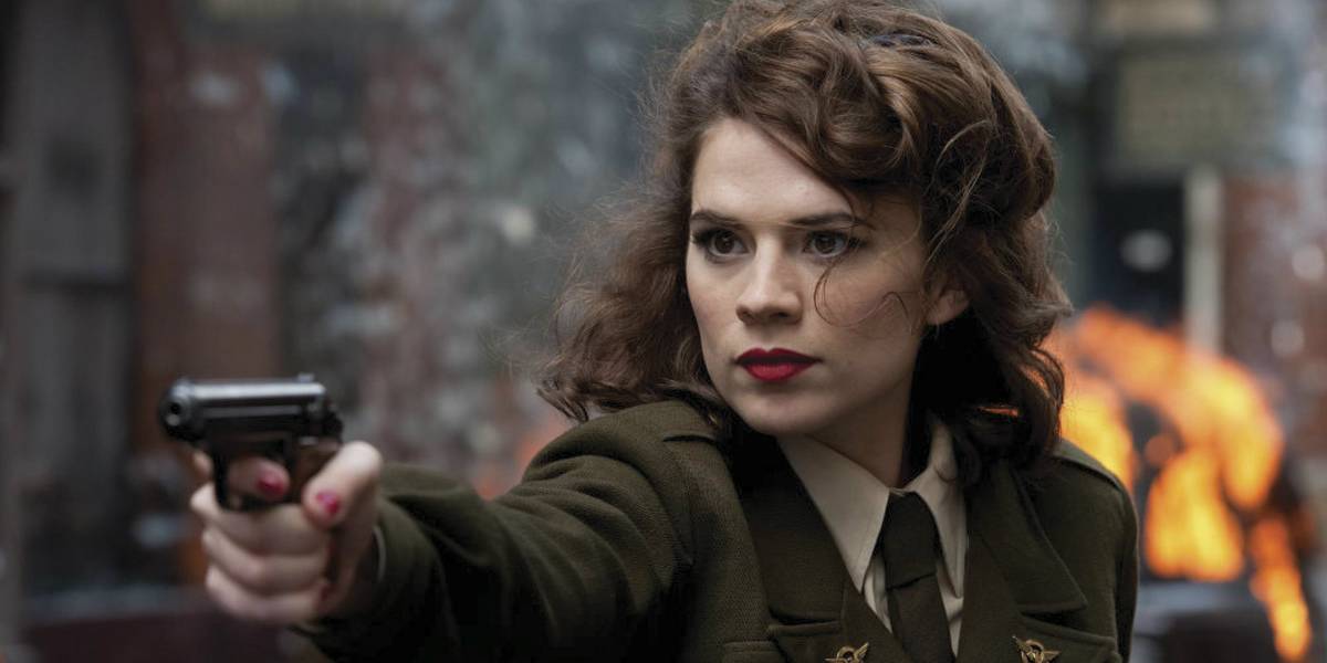 Peggy Carter (Hayley Atwell) aponta uma pistola em Captain America: The First Avenger