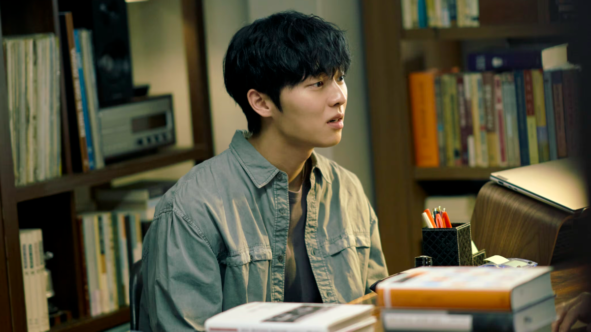Close de Choi Min-sik como Heo Mun-oh em cena dramática, expressão dura e iluminação baixa