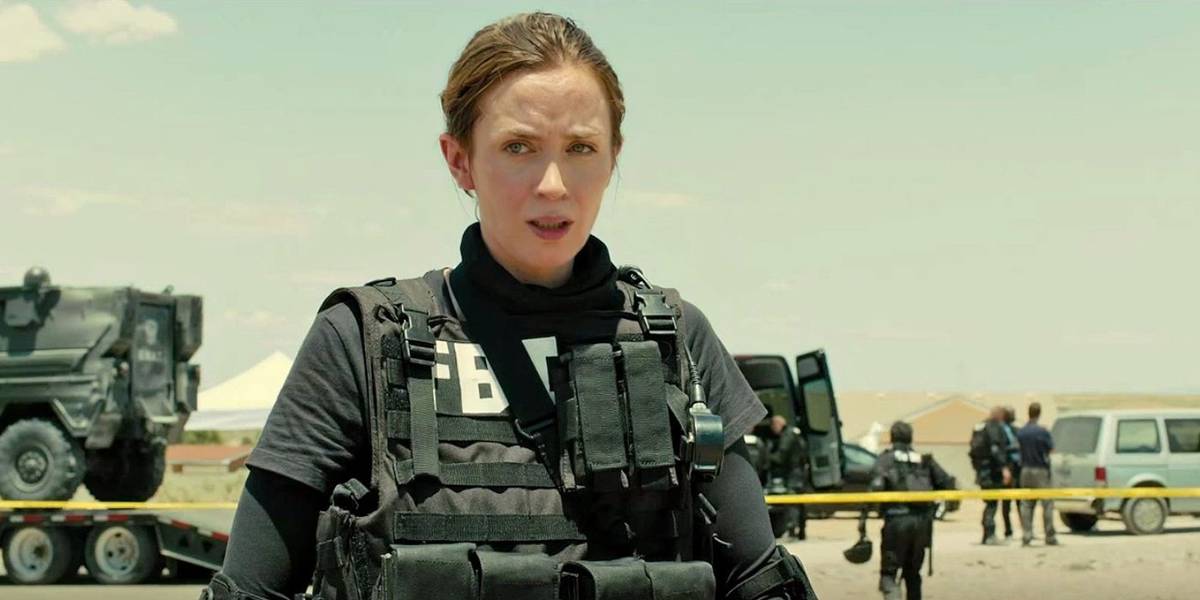 Emily Blunt como Kate Mercer olha cansada após garantir a cena do crime em Sicario.